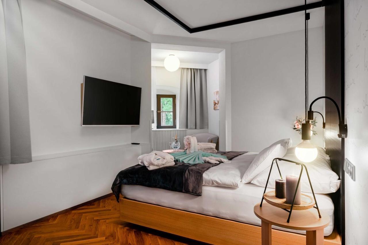 Zamek Trest Hotell Exteriör bild