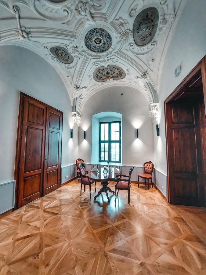 Zamek Trest Hotell Exteriör bild