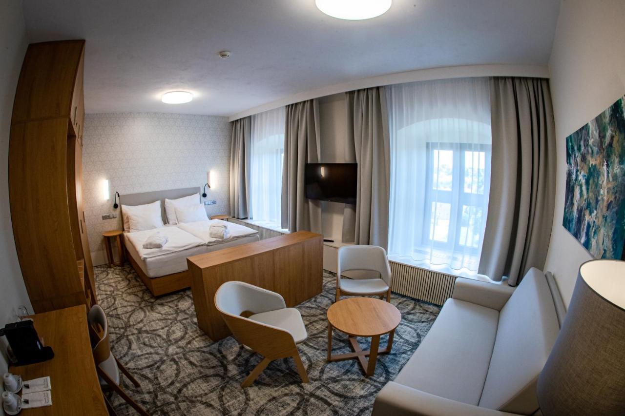 Zamek Trest Hotell Exteriör bild