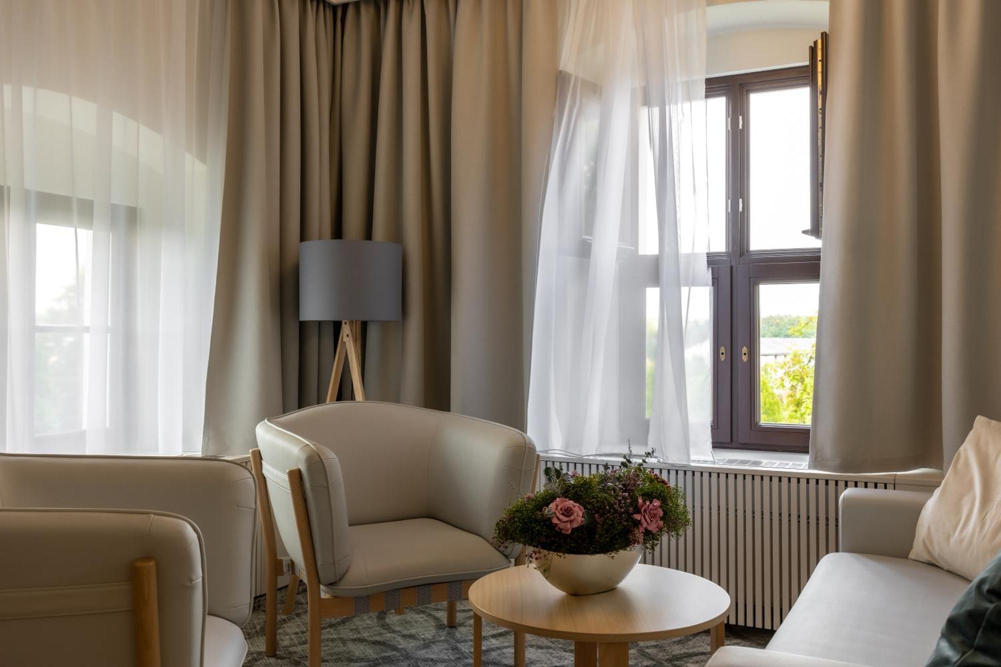 Zamek Trest Hotell Exteriör bild